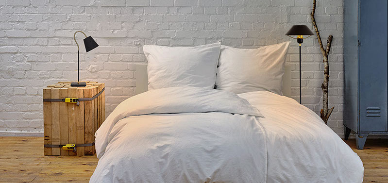 Luzzante Leseleuchte und Luzzante Stableuchte in modernem Schlafzimmer